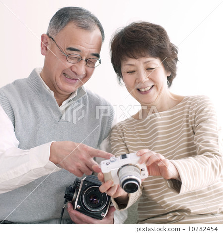 Senior couple seeing camera images Senior couple seeing camera images 10282454