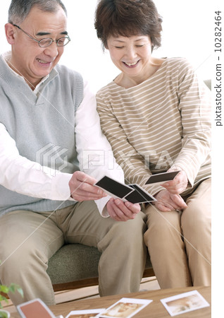 Senior couple seeing polaroid photos 10282464