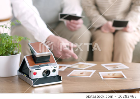 View Polaroid photos Senior couple's hand 10282465