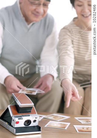 看見偏正片照片的資深夫婦 10282466