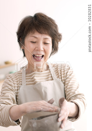Senior woman doing ceramics 10282831