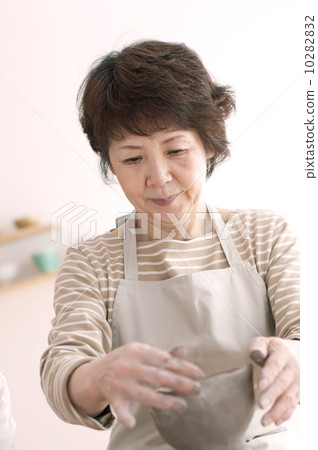做陶瓷的資深婦女 做陶瓷的資深婦女 10282832