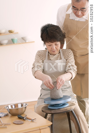 Senior couple doing ceramics 10282958