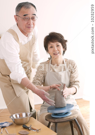 Senior couple doing ceramics 10282959