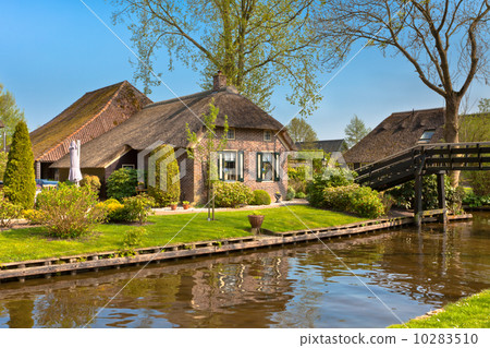 Beautiful traditional house with a thatched roof 10283510