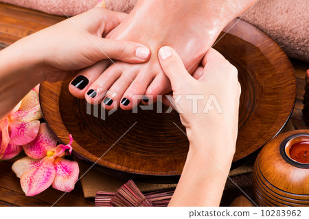 Massage of woman's foot in spa salon 10283962