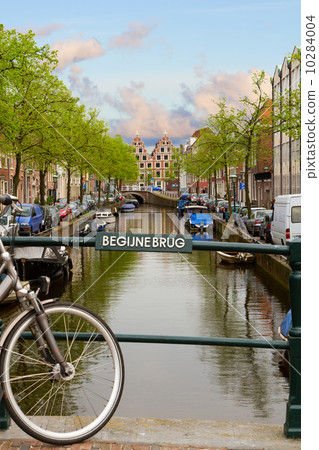 bridge and historical houses in old Haarlem, Holland bridge and historical houses in old Haarlem, Holland 10284004