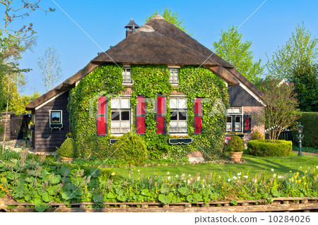 Traditional Dutch house Traditional Dutch house 10284026
