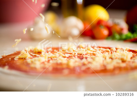 Italian pizza making with falling cheese Italian pizza making with falling cheese 10289316