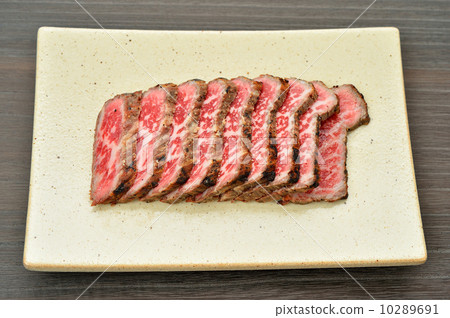 Beat tapping (Kuroge Wagyu beef) luxury goods. Notice) It is not roast beef. Exactly it is "beating the beef". It is a luxury item of Kuroge Wagyu beef. 10289691