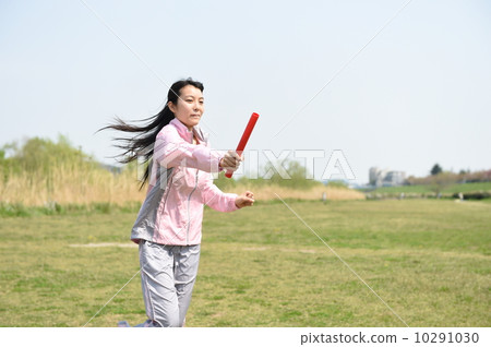 A woman giving a baton 10291030