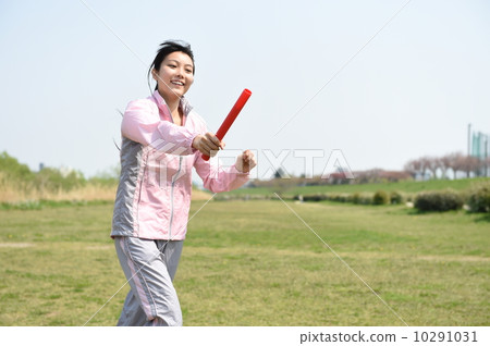 A woman giving a baton 10291031