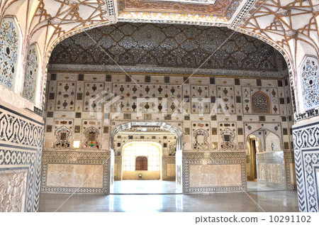 Luxury world heritage with mirrors clad on the ceiling During the joy of Amber Castle 10291102