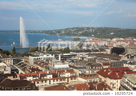 fountain and city view of Geneva fountain and city view of Geneva 10295724