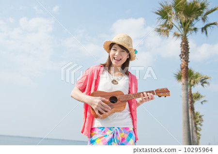 一個熱帶度假村的婦女與尤克里裡琴 10295964