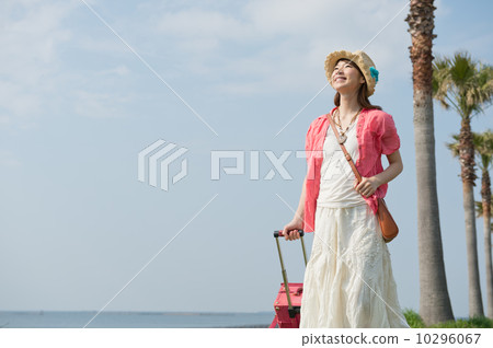 A woman of a southern country resort with a suitcase 10296067