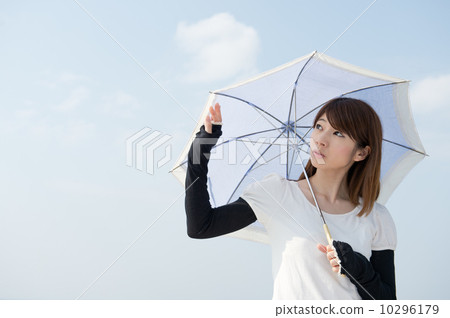 一個女人用遮陽傘 10296179