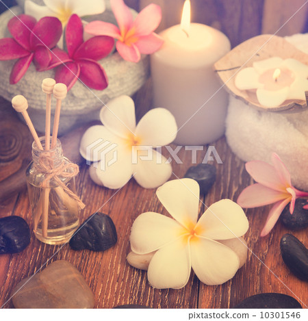 Spa treatment setting with frangipani 10301546