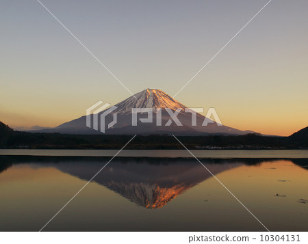 富士在晚上和Shoji湖 10304131