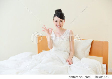 Women · Bedroom 10304639
