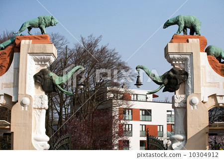 gate to the zoo 10304912