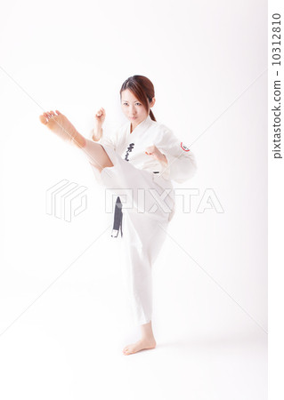 A young Japanese woman in her twenties who karate with a serious expression 10312810