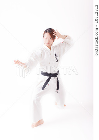 A young Japanese woman in her twenties who karate with a serious expression 10312812
