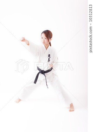 A young Japanese woman in her twenties who karate with a serious expression 10312813