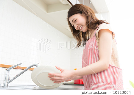 一個女人洗碗 10313064
