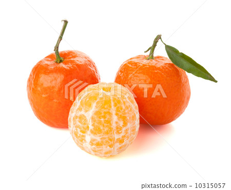 Ripe tangerines with green leaf Ripe tangerines with green leaf 10315057