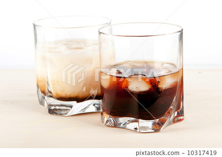 Black russian and white russian cocktails Black russian and white russian cocktails 10317419
