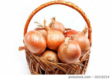 Fresh bulbs of onion in basket on a white background 10318314