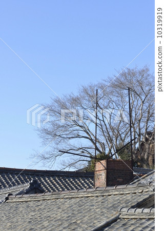 A landscape with a chimney (Tokoname-shi Yagigomo walking road) 10319919