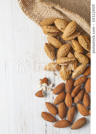 almonds 10322609