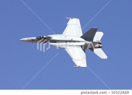 美國海軍航空母艦航母飛行在晴朗的藍天F / A-18E超級大黃蜂戰鬥機 10322889