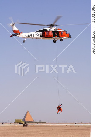 美國海軍的HH-60S Pavehaw救援直升機在航展上展示救援訓練飛行 10322966