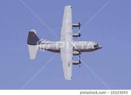 屬於藍天使的KC-130R空中加油運輸機的高機動性示範飛行 10323043