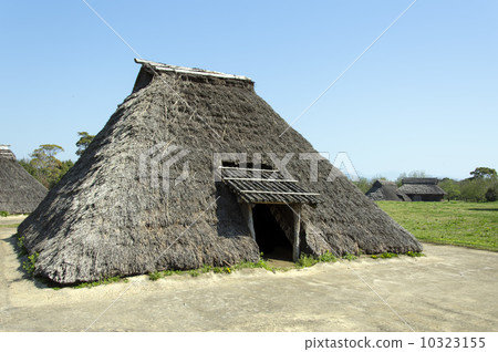 Pit dwelling in the Hiratsuka Kawasoe ruins park Pit dwelling in the Hiratsuka Kawasoe ruins park 10323155