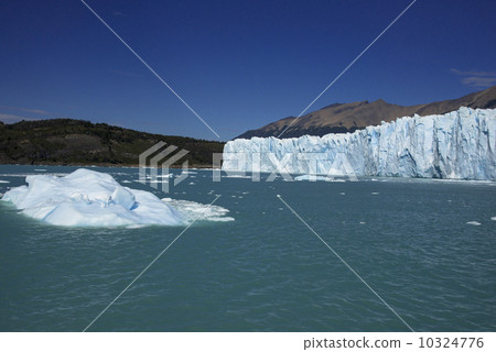 From the sightseeing boat Pelito Moreno glacier From the sightseeing boat Pelito Moreno glacier 10324776