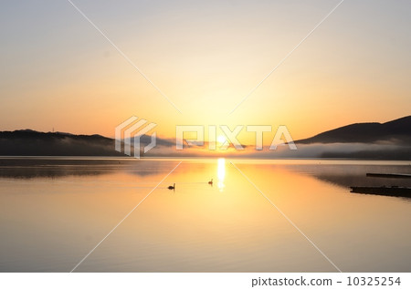 日出 山中湖 朝霞 10325254