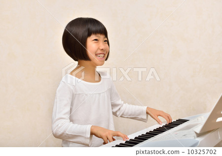 彈鋼琴的女孩 彈鋼琴的女孩 10325702