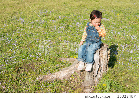 A girl who eats snacks on stumps 10328497