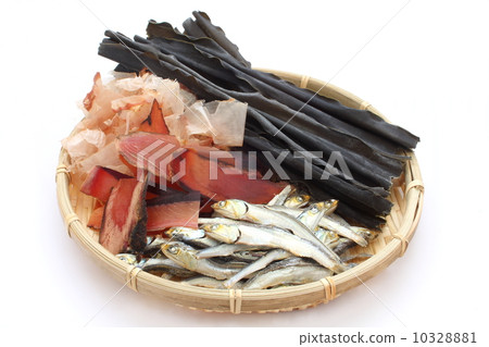 Niboshi鹽味的海草東方狐鰹konbu湯白色背景 Niboshi鹽味的海草東方狐鰹konbu湯白色背景 10328881