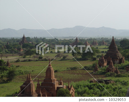 Pagoda group forested in the plain (Bagan / Myanmar) 10329053