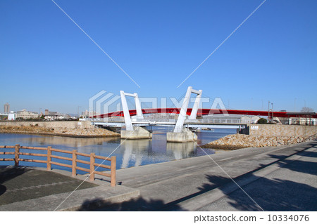 Movable bridge at Korokuen Beach (Nagoya Hama) (aka / Oimaehama) in Nishinomiya City, Bridge Bridge "Omaehama Bridge" 10334076