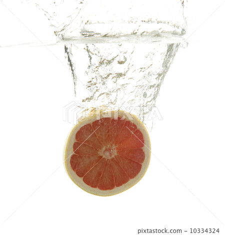 Pink grapefruit dropped in water Pink grapefruit dropped in water 10334324