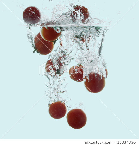 Mini tomatoes dropped in water Mini tomatoes dropped in water 10334350