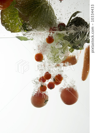 Vegetables Dropped in Water 10334433