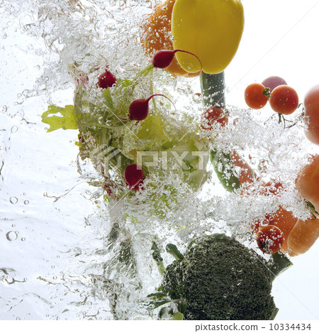 蔬菜掉在水里 10334434