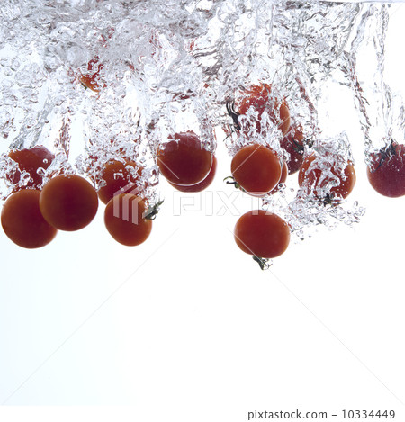 Mini tomatoes dropped in water 10334449